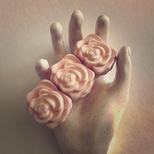 💘💍FOREVER 21 Blush peachy-pink rose beads bracelet NEW